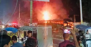 ময়মনসিংহে মধ্যরাতে রাস্তার পাশে দাঁড়ানো বাসে আগুন, পুলিশের ধারণা অগ্নিসংযোগ